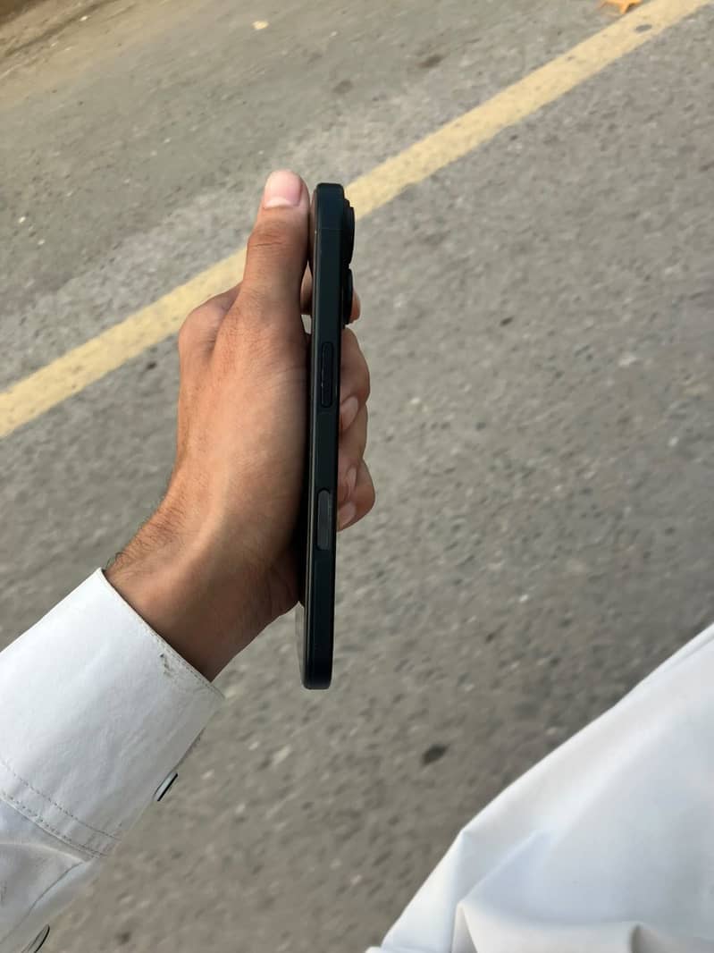 Apple iPhone 16 5