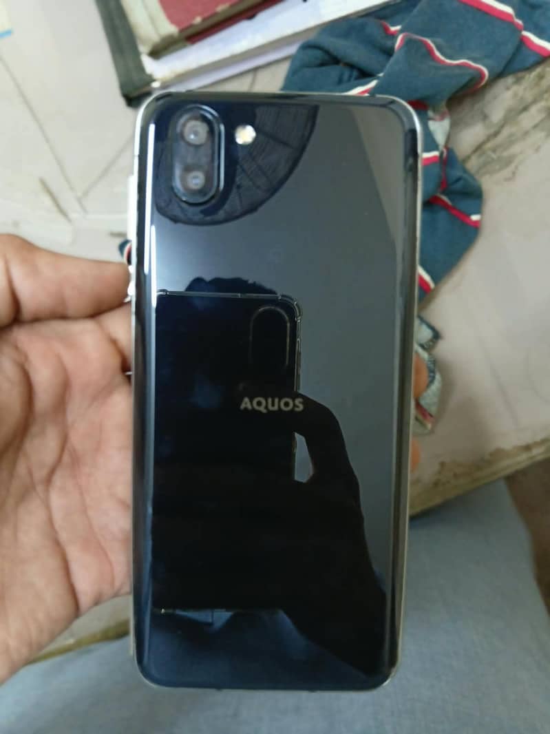 Sharp Aquos R2 4