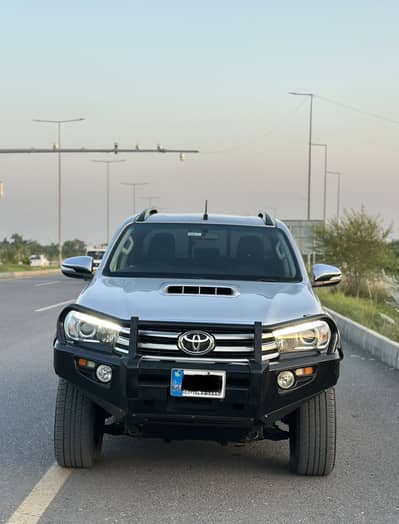 Toyota Hilux Revo V 2017 Total Geneuine.