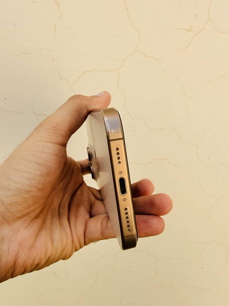 Apple iPhone 16 Pro Max 0