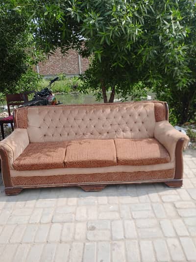 seven seater sofa behtreen condition pure sath center table