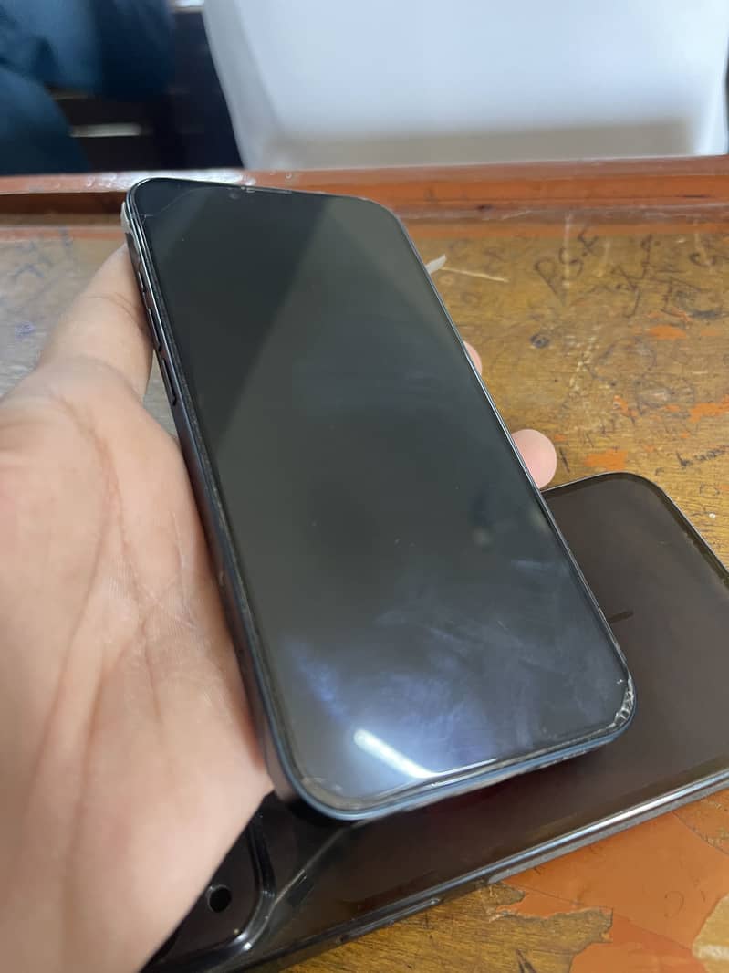 Apple iPhone 13 2