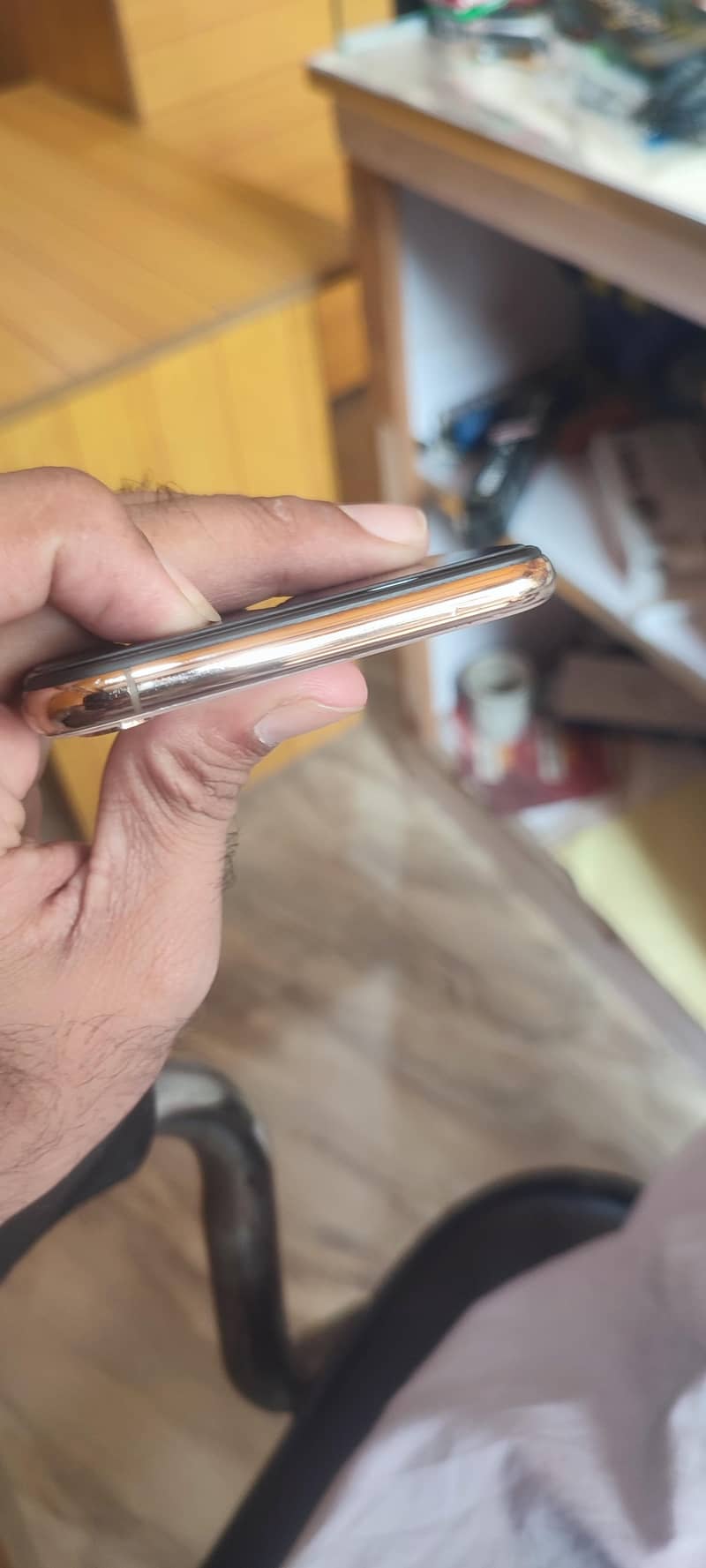 Apple iPhone XS Max 3