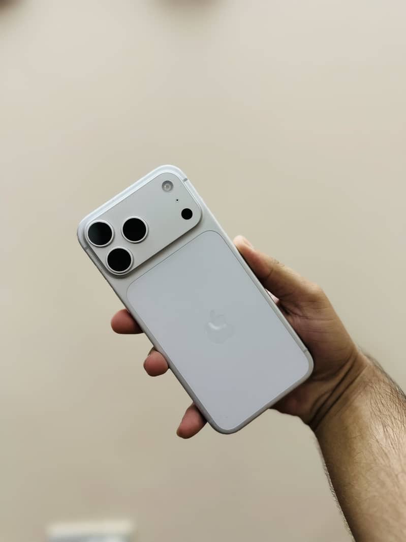 Apple iPhone 17 Pro Max 1