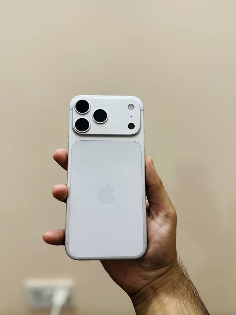 Apple iPhone 17 Pro Max 4