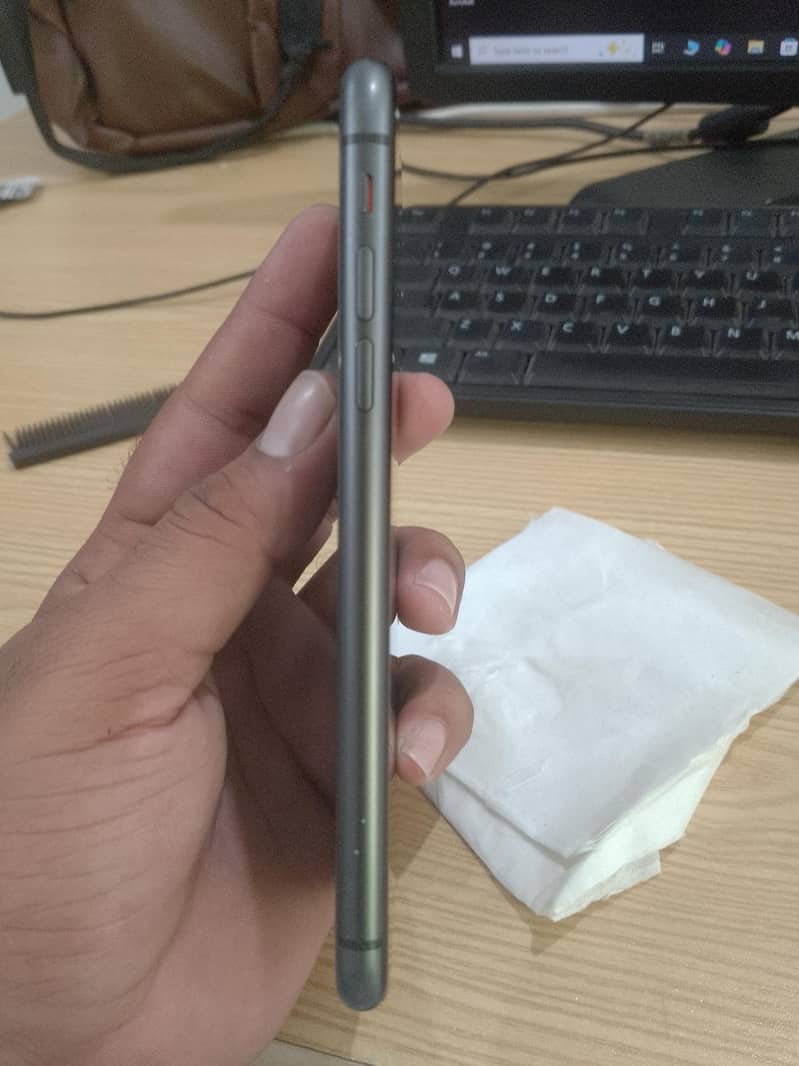 Apple iPhone 11 4