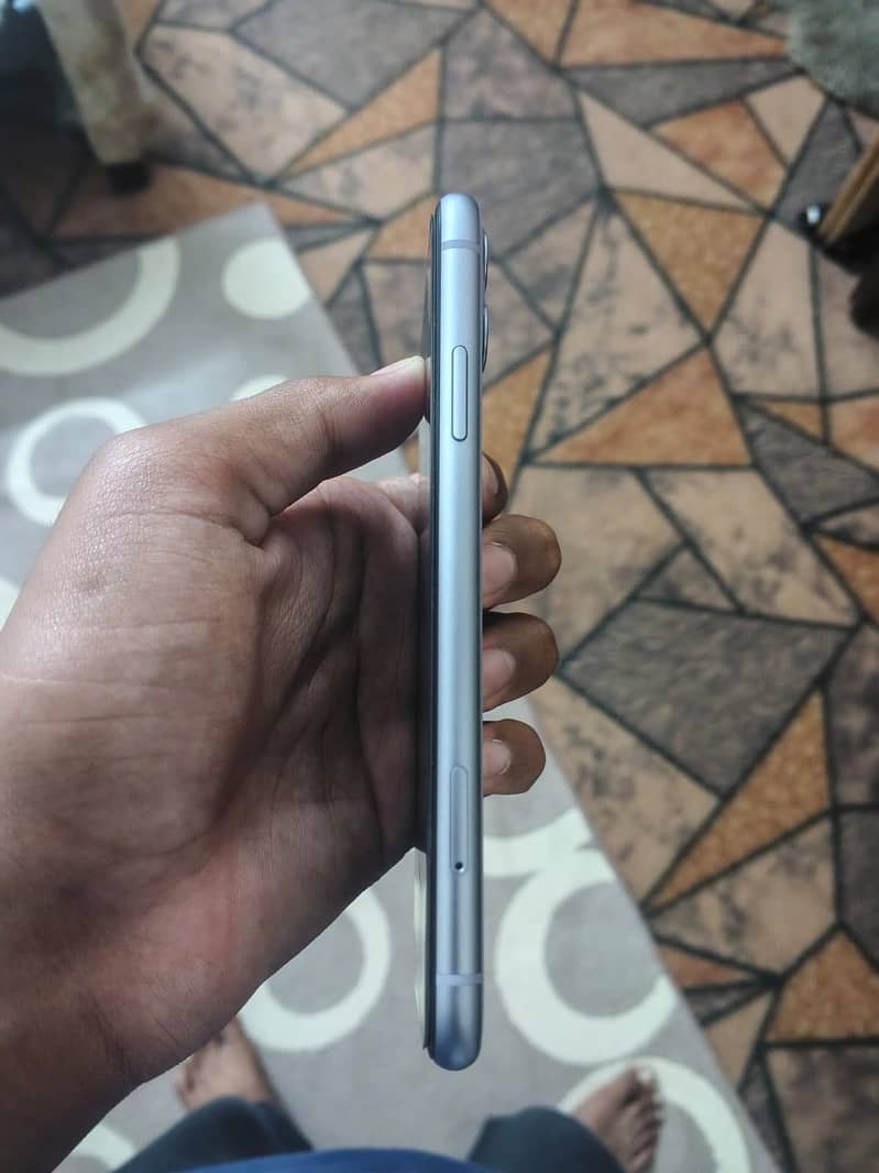 iPhone 11 3