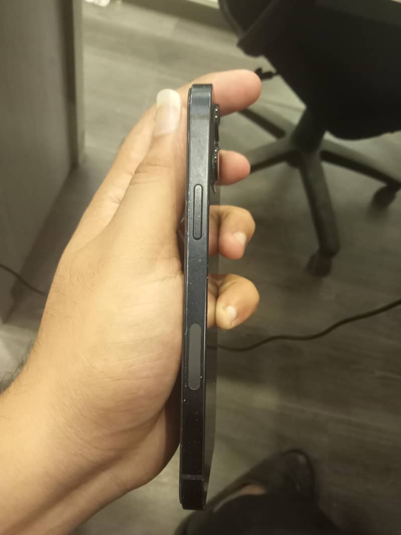 Apple iPhone 12 4