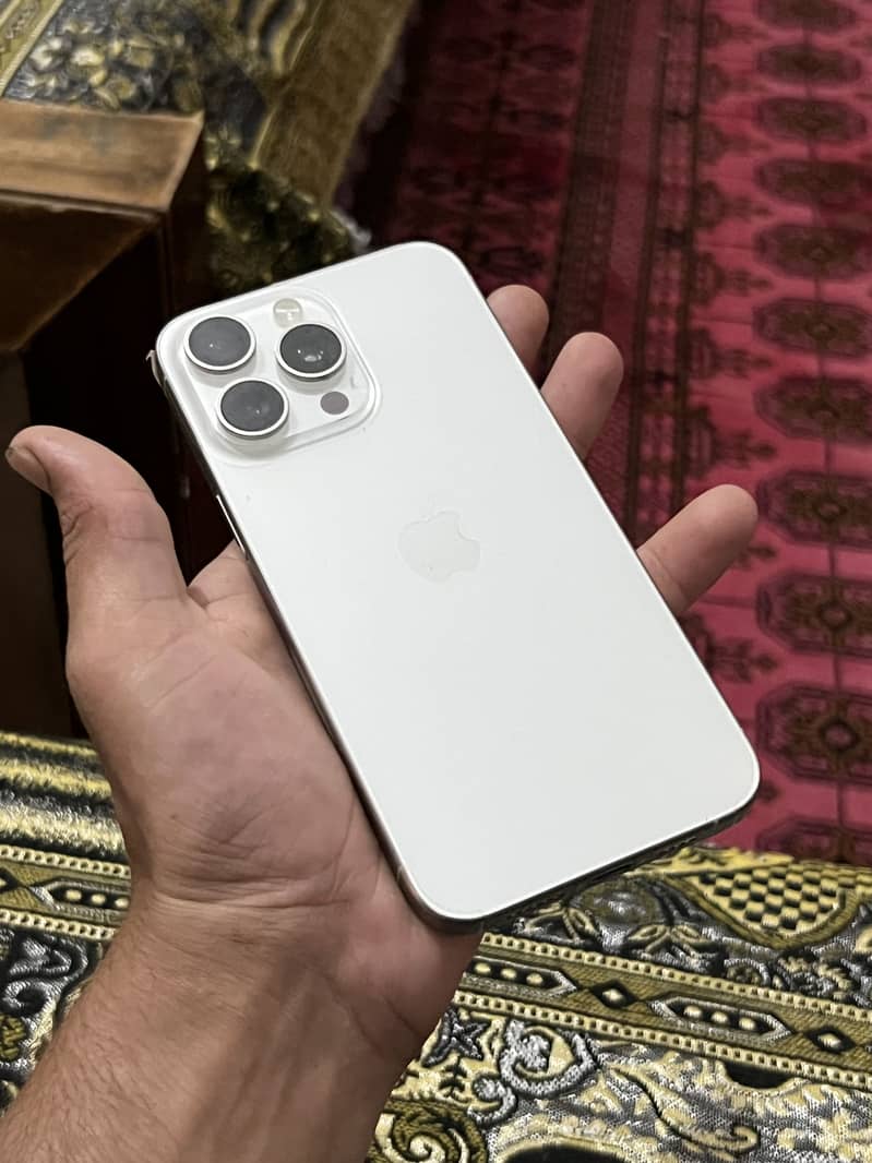 Apple iPhone 15 Pro Max 4
