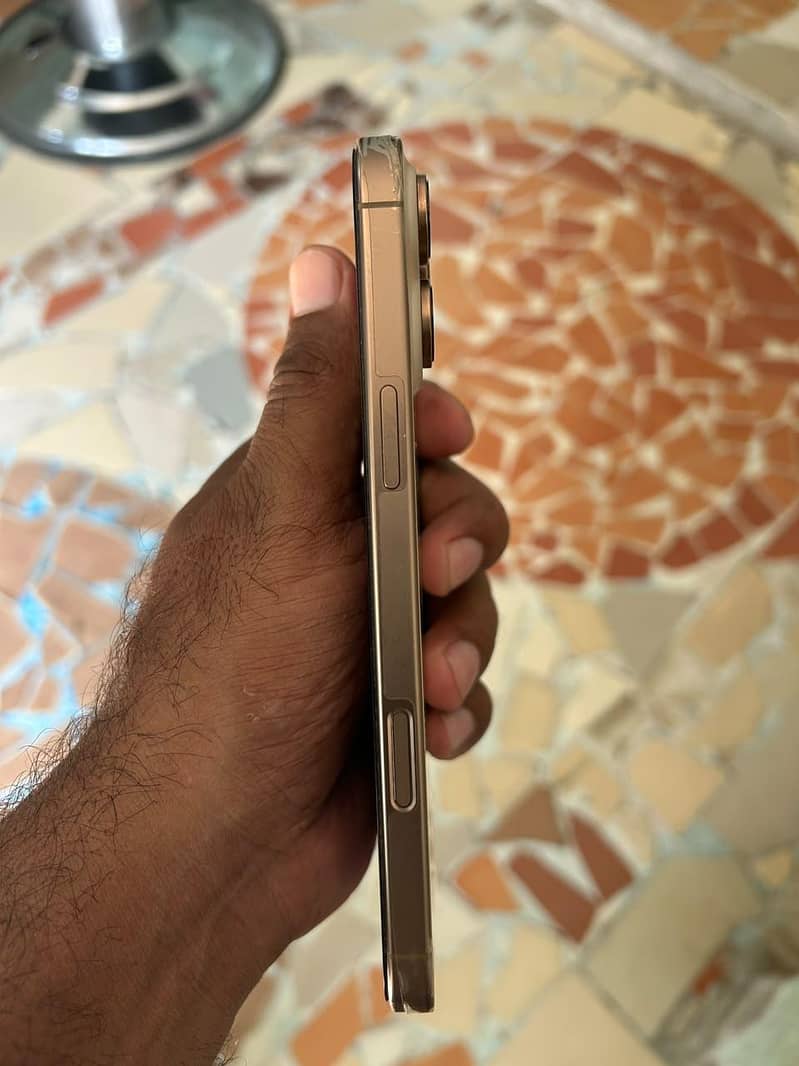 Apple iPhone 16 Pro Max 4