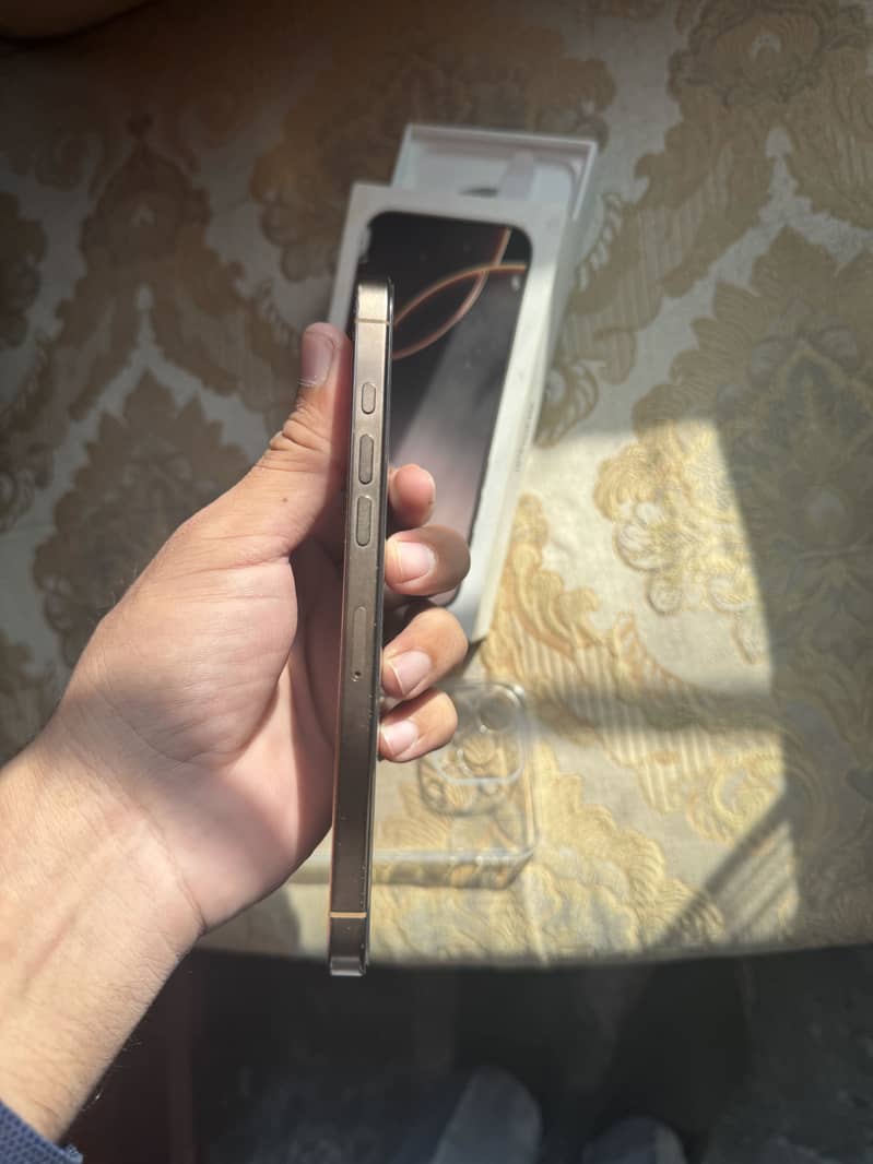 Apple iPhone 16 Pro Max 4