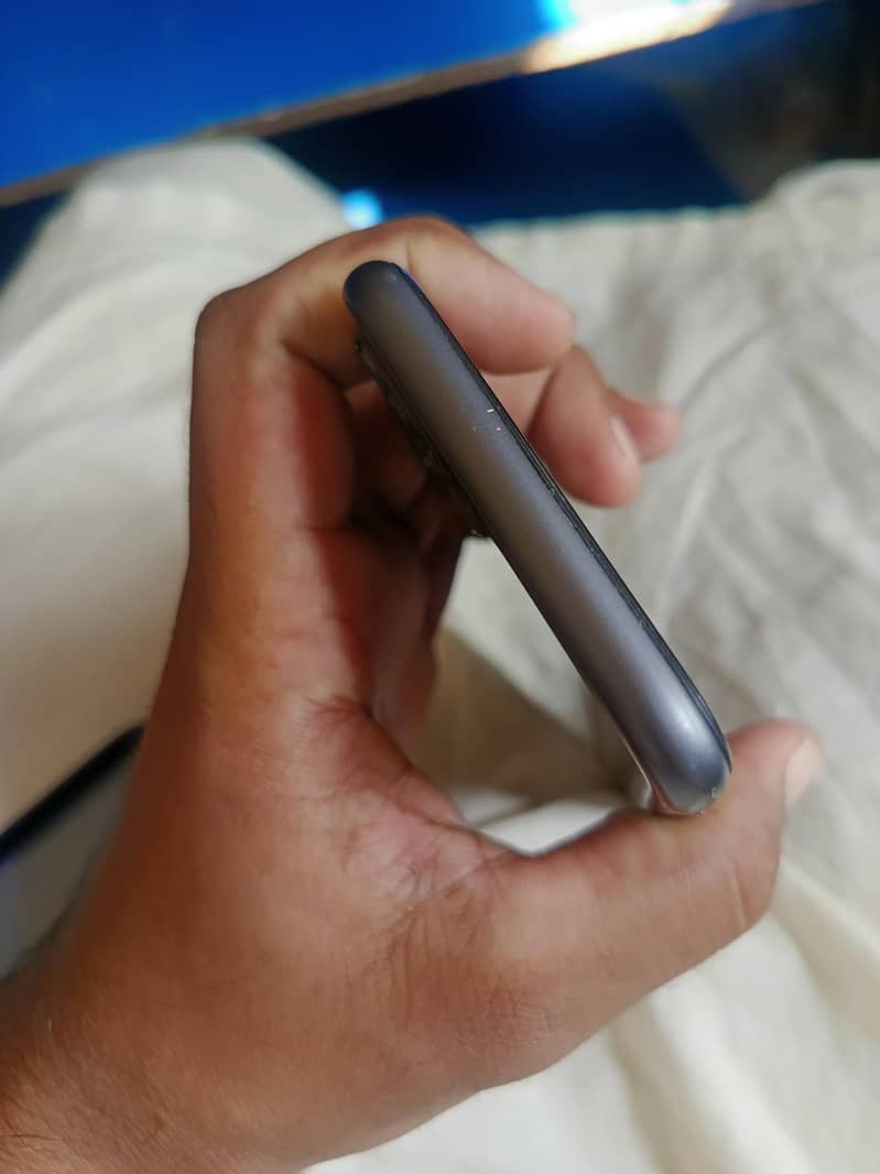 Apple iPhone 11 3