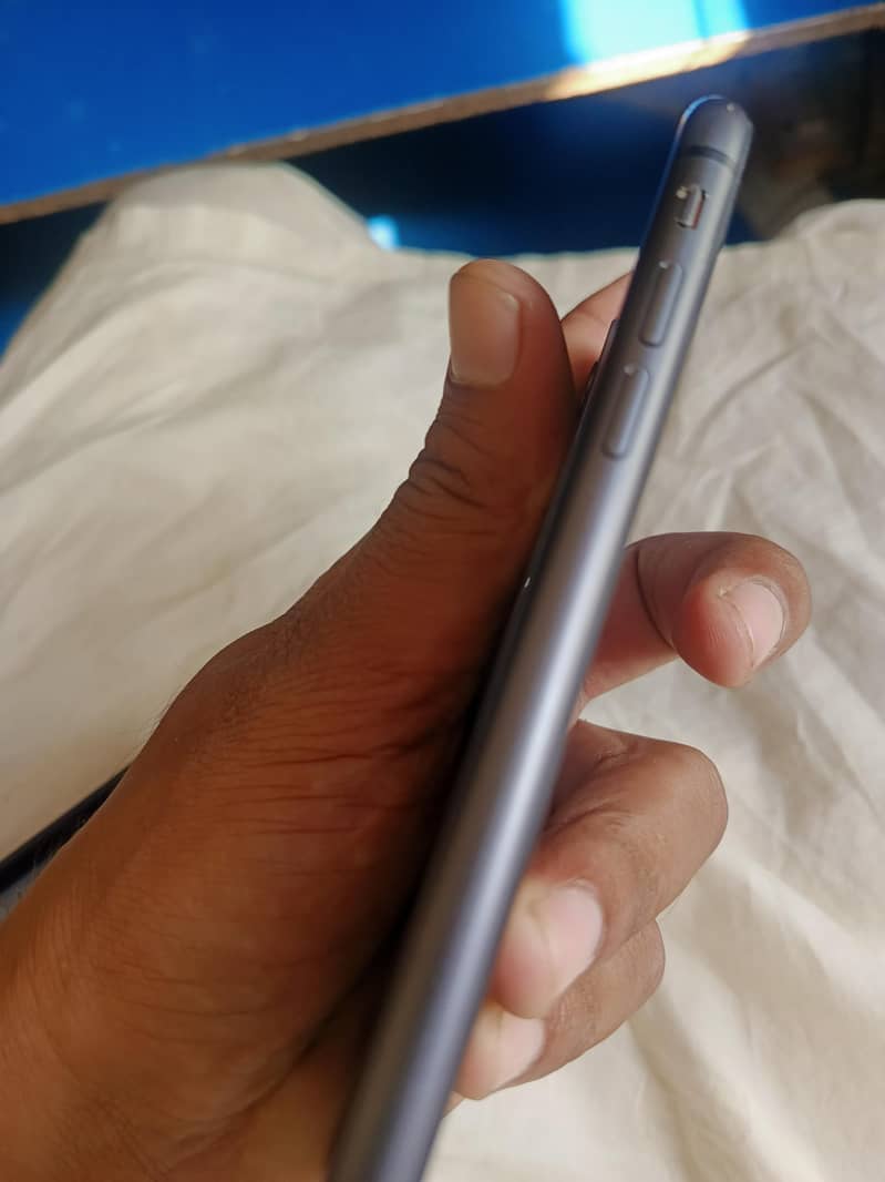 Apple iPhone 11 4