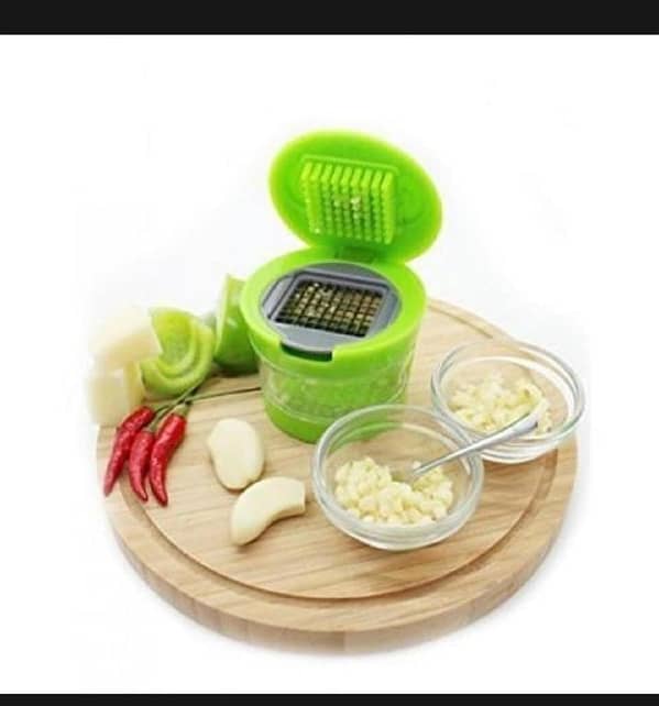 T  1 piece garlic chopper , garlic slicer or cutter , mini garlic press with stainless steel blades and inbuilt clear plastic tray - green