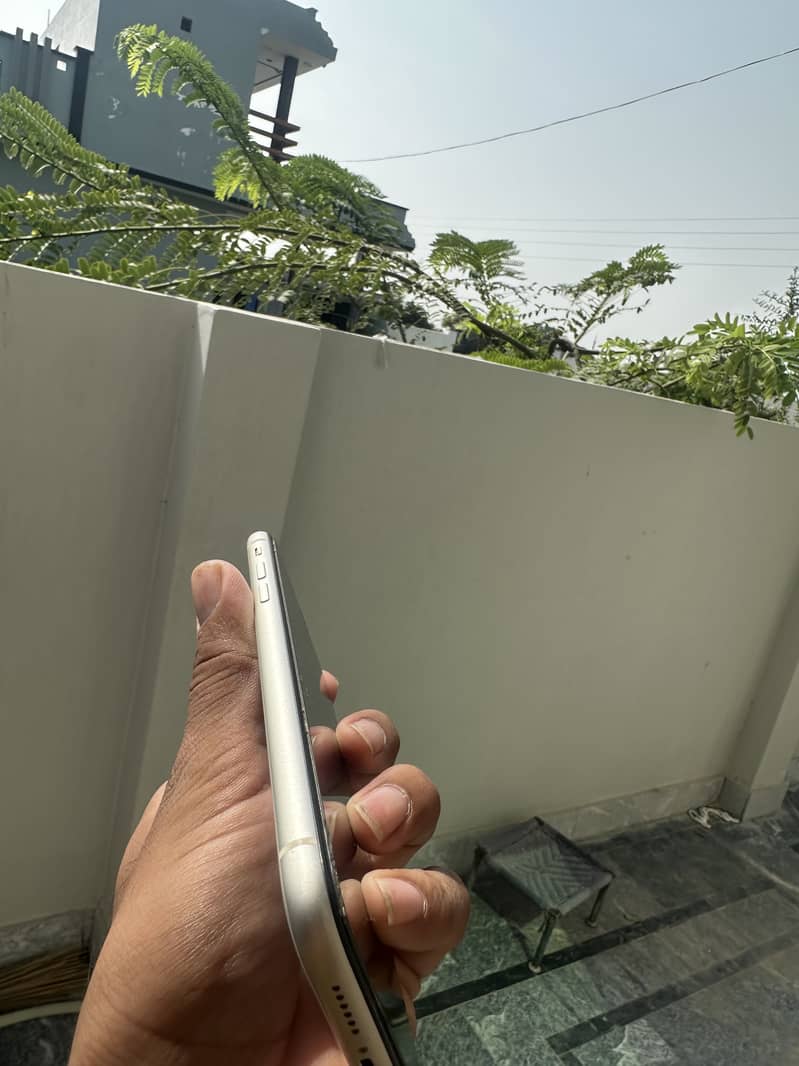 Apple iPhone 11 4