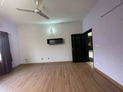 10 MARLA 4 BEDROOM DOUBLE UNIT HOUSE AVAILABLE FOR RENT