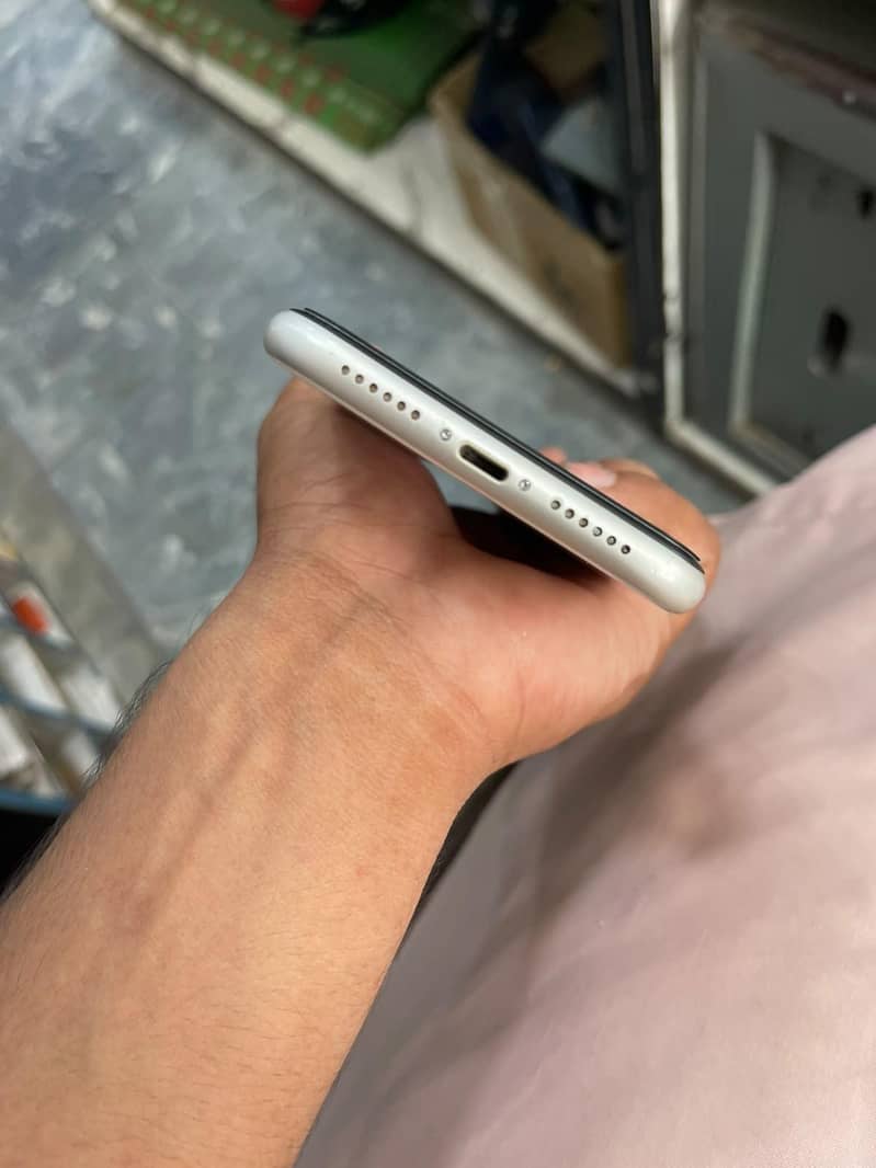 Apple iPhone 11 3