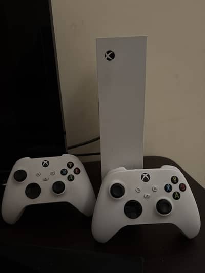 Xbox Series S 512 GB With 2 Controllers and Box