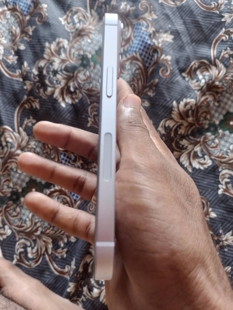 Apple iPhone 14 3