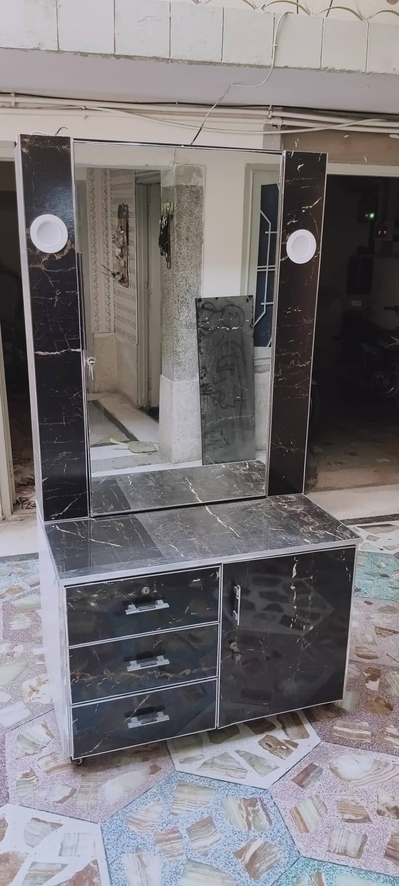 Dressing Table In New Condition 6
