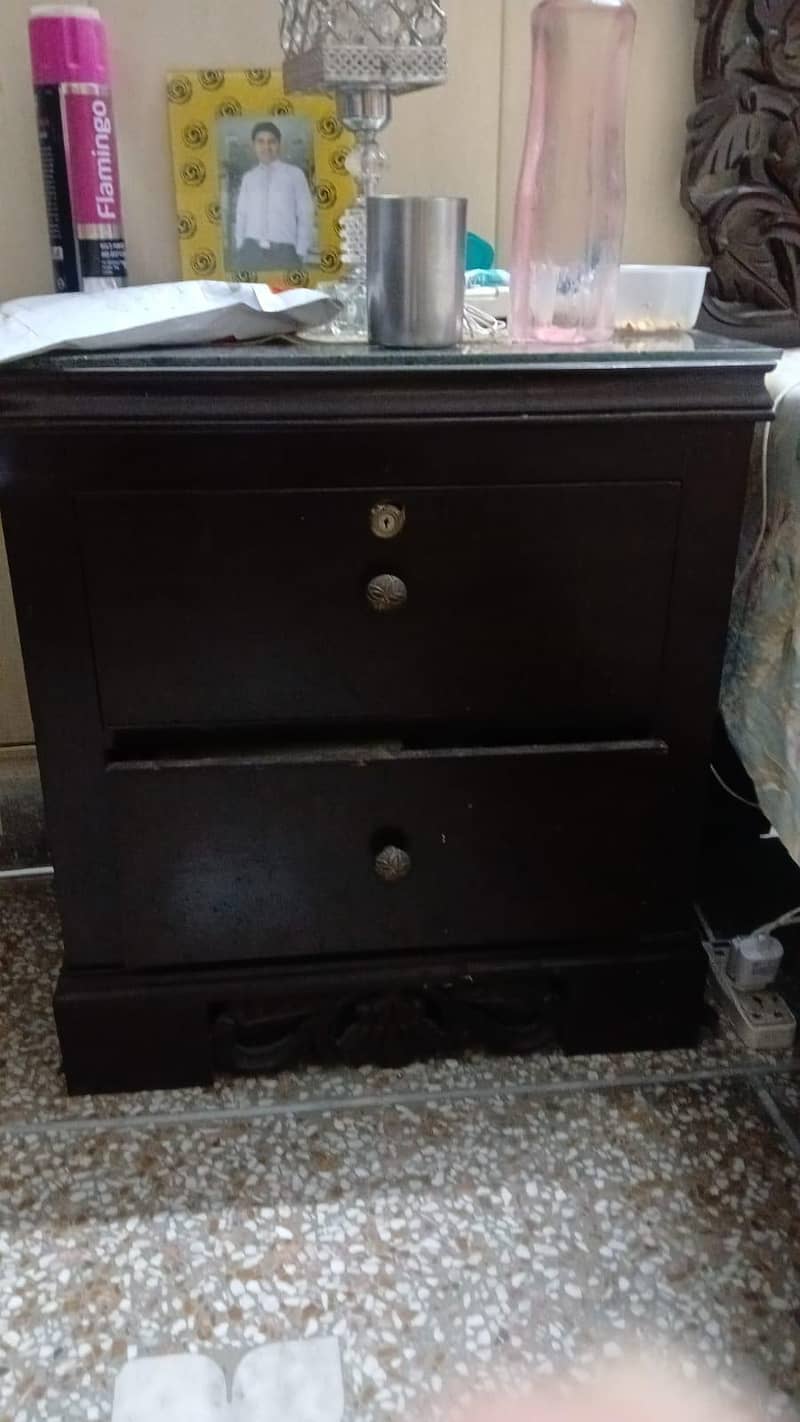 bed dressing and side table 4