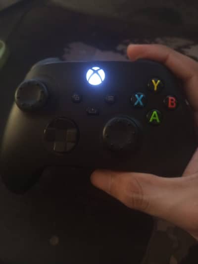 Xbox series x controller + free batteries 10/10 condition