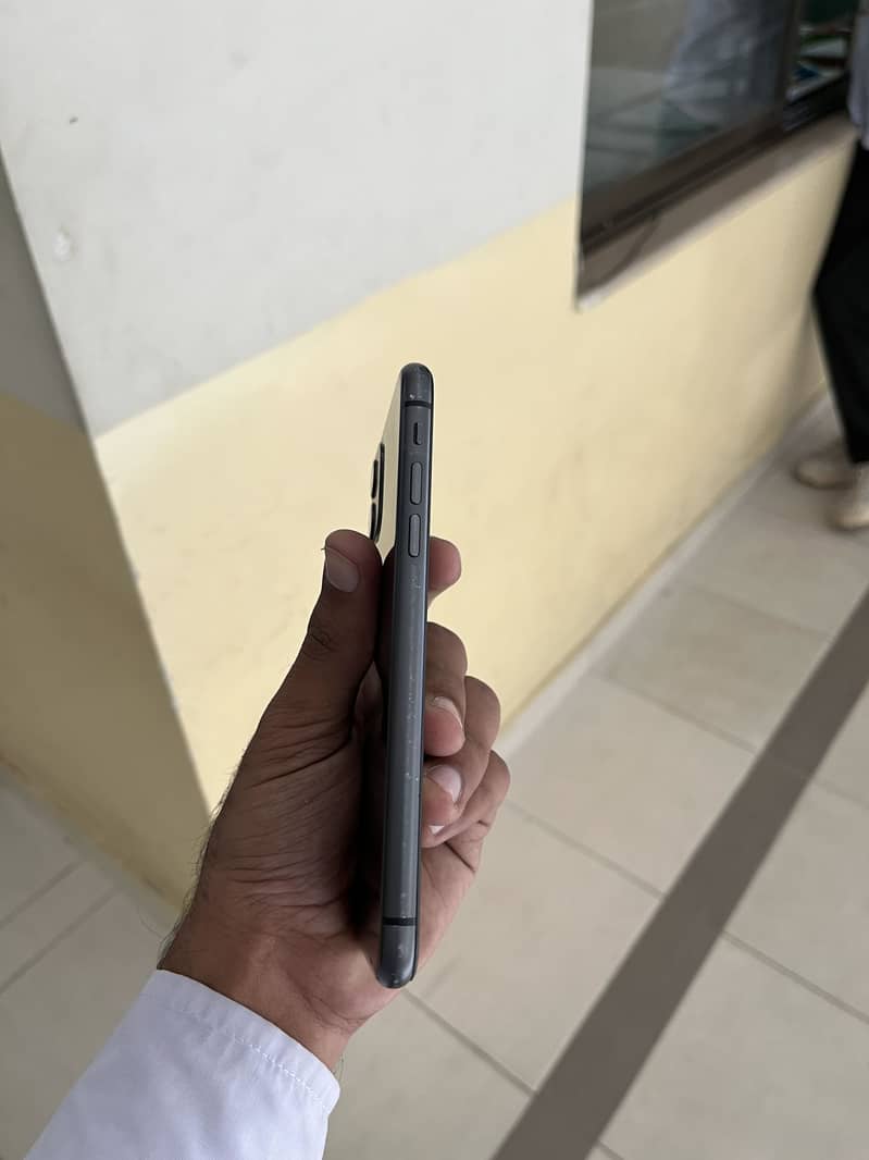 iPhone 11 3
