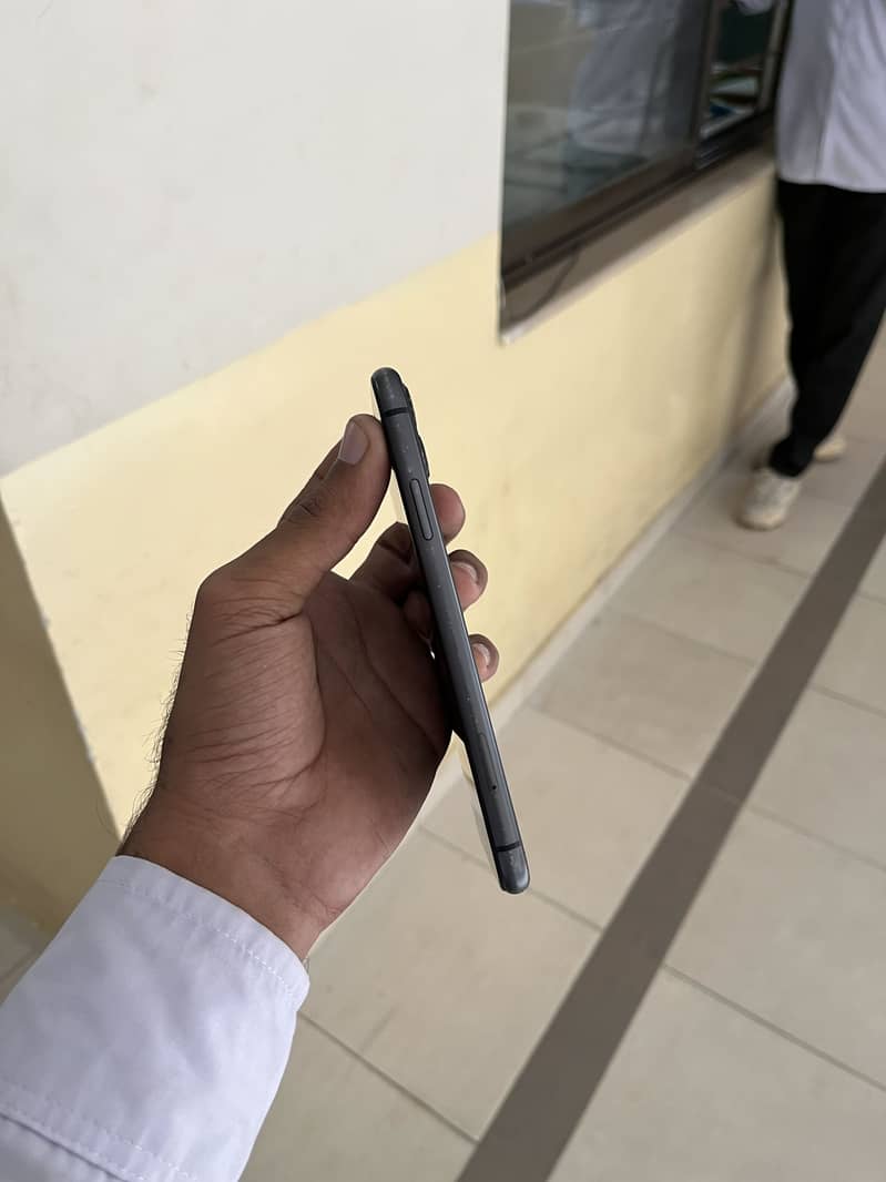 iPhone 11 4