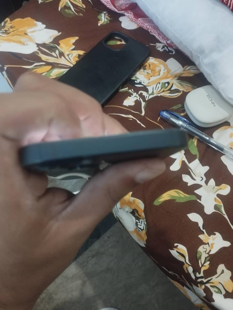 Apple iPhone 13 1