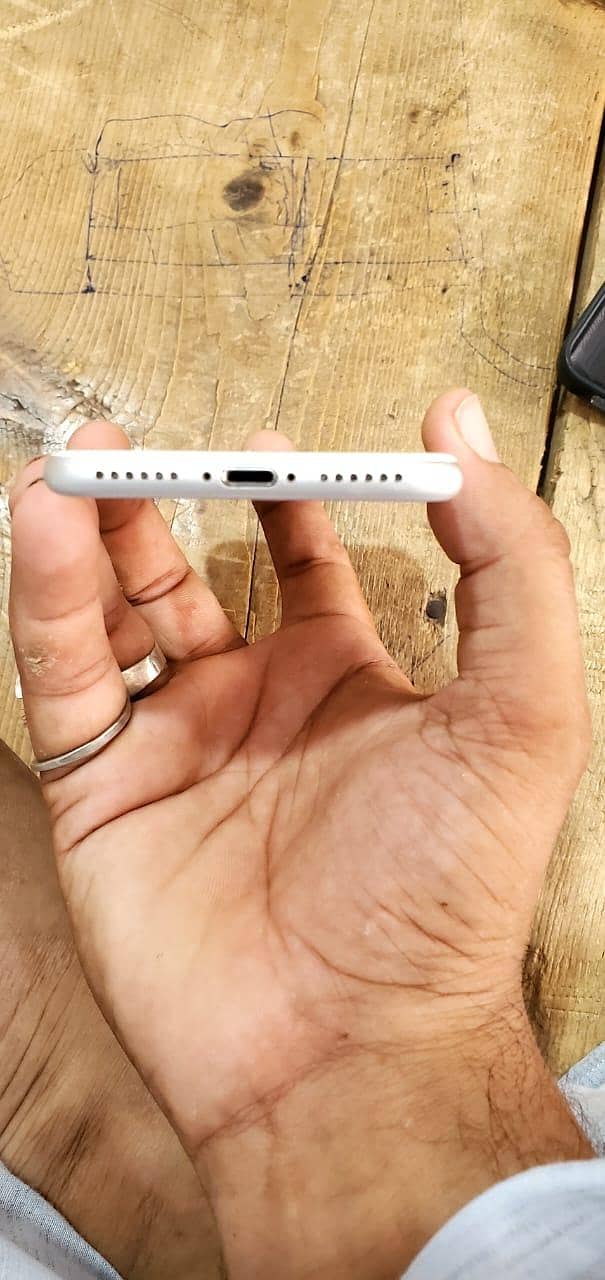 Apple iPhone 7 2