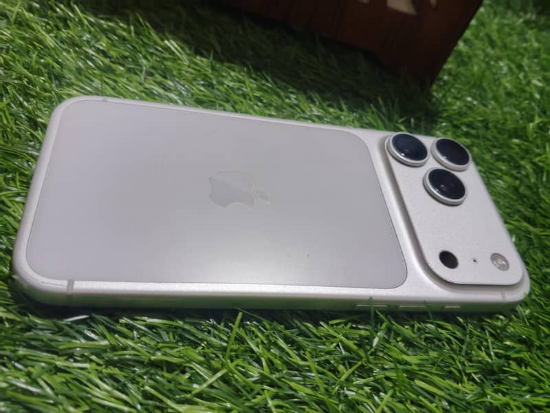 Apple iPhone 17 Pro Max 2