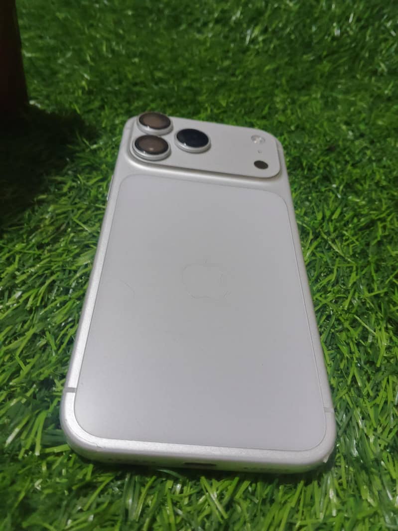 Apple iPhone 17 Pro Max 3