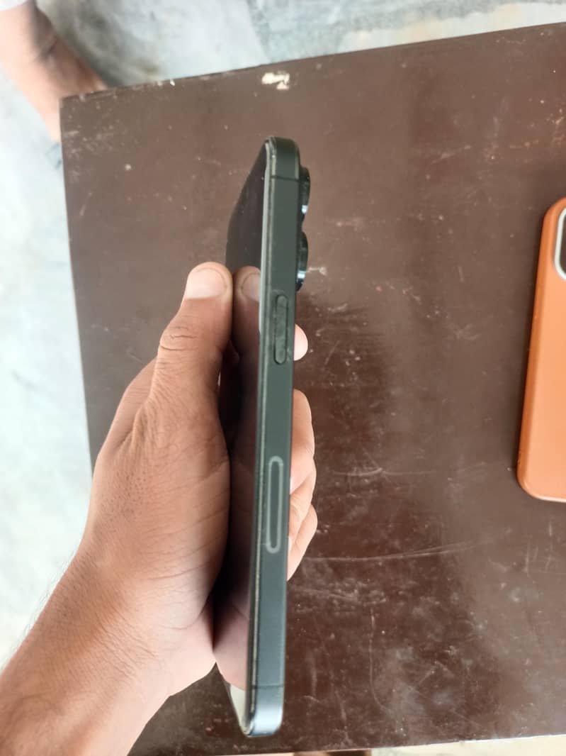 Apple iPhone 15 Pro Max 4