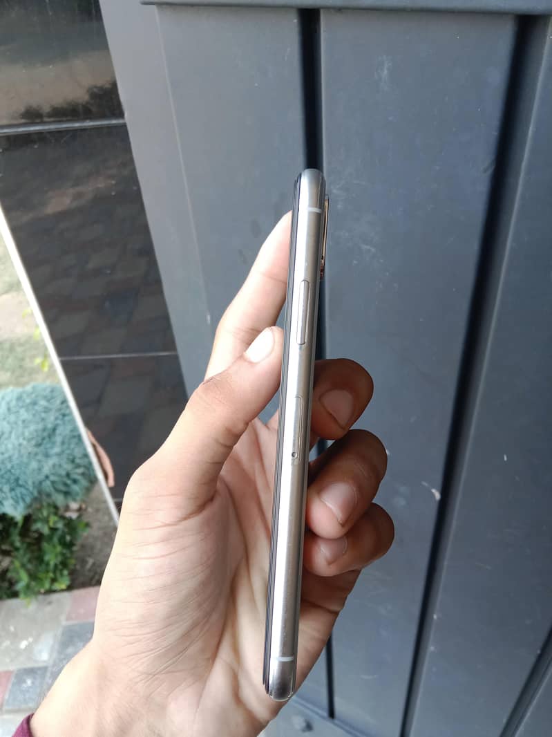 Apple iPhone X 3