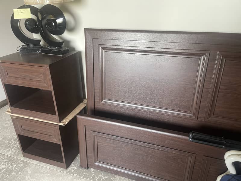 Complete bed 2 side table & mirror & table 1