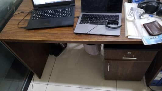 2 Manager Table/Workstations