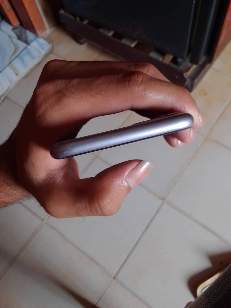 Apple iPhone 11 3