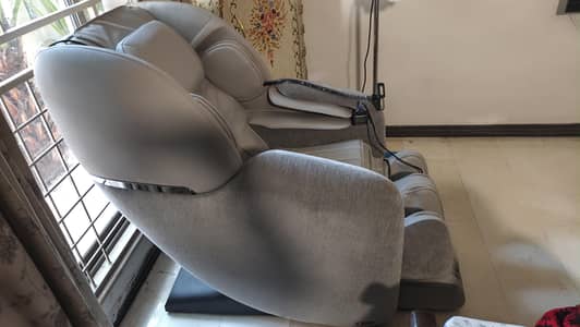 Massage chair - like new - in warranty