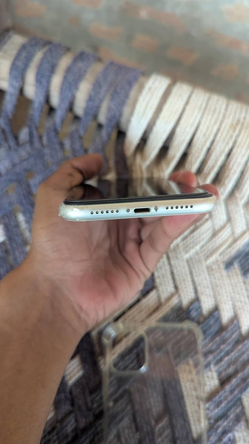 Apple iPhone 11 4