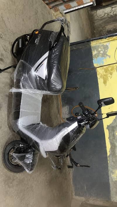Eveon proto abi new condition hai 1:2 month se ghr hi khari hai