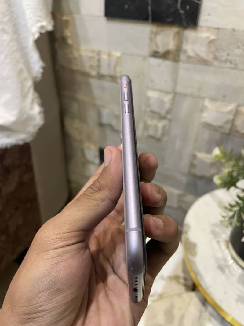 Apple iPhone 11 4