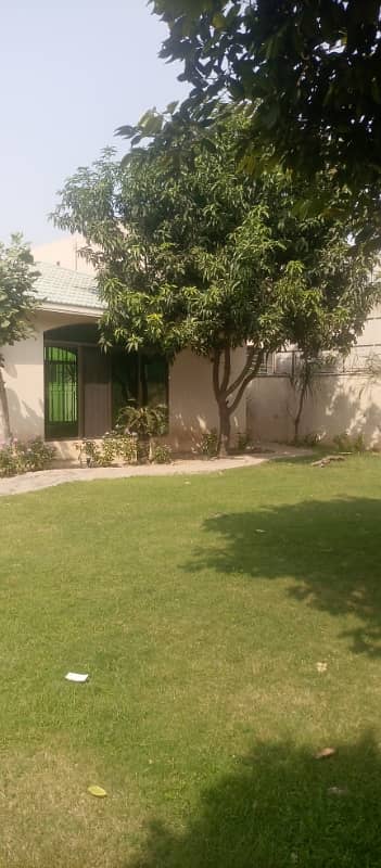 2-KANAL SIX BEDS SPACIOUS VILLA