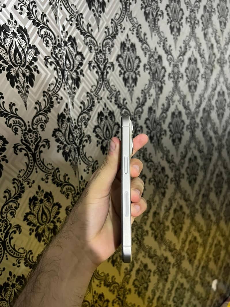 Apple iPhone 15 Pro 0