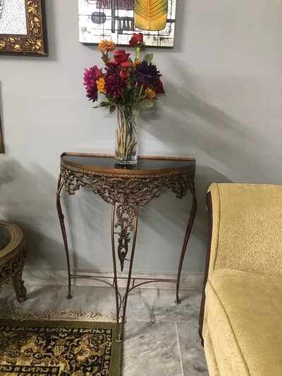 *USED TABLE IN A GREAT CONDITION, USED FOR DECORATION*