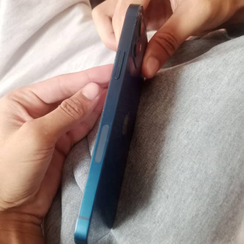 Apple iPhone 12 4