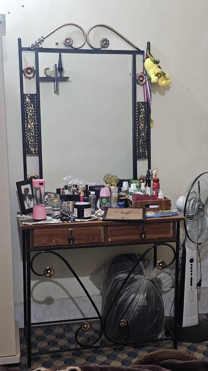 Iron dressing table 0
