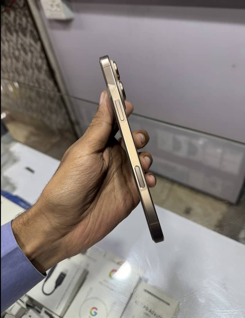 Apple iPhone 16 Pro Max 1