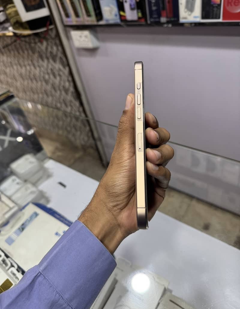 Apple iPhone 16 Pro Max 2