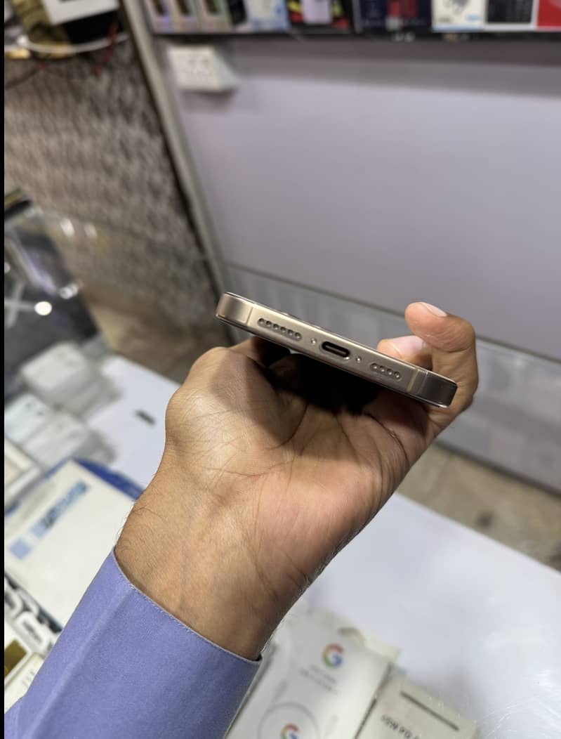 Apple iPhone 16 Pro Max 3