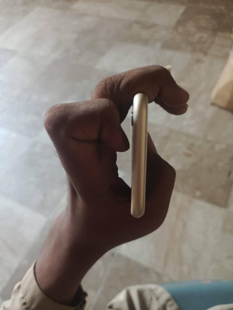 Apple iPhone 6S 4